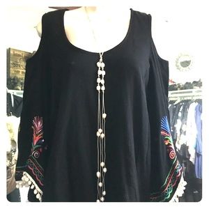 Vava top blk cold shoulder with embroidery